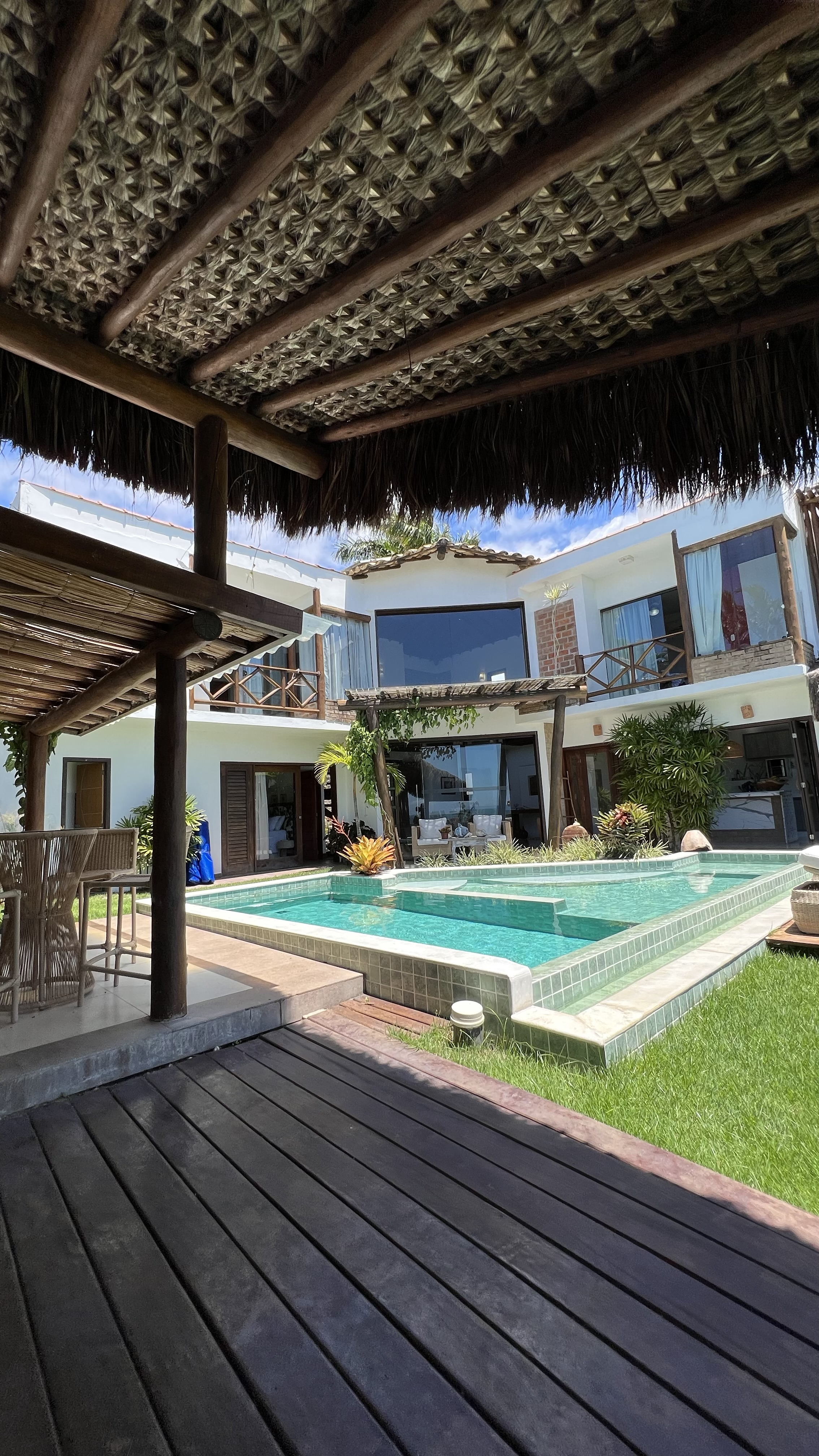 Casa de praia de luxo com piscina infinita ao pôr do sol